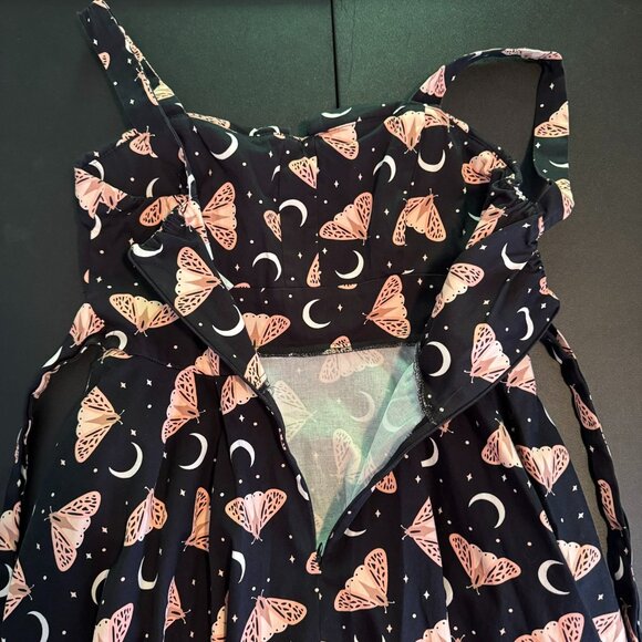Eva Rose Black Moth & Moon Print Retro Pin-Up Style Dress, Sweetheart Neckline - Picture 4 of 8